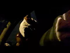 Ella está con los po ...