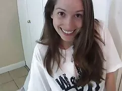 Linda chica jugando  ...