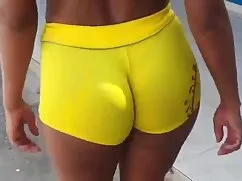 A la chica le señora ...