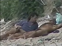 El marido le da a su ...