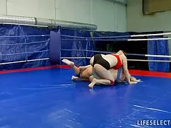 Rubia juega con la p ...